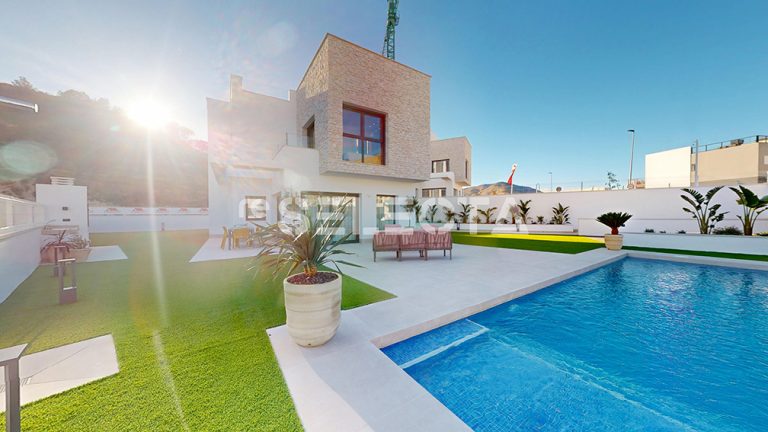 Luxury Villa with panoramic sea views in Finestart, Alicante