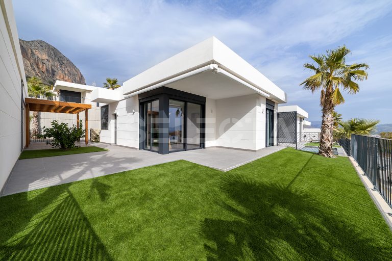 Modern home with basement, terraces and private garden in Polop