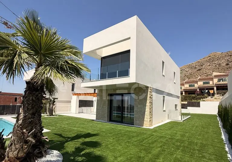 Signature Residence with Premium Finishes and Pool in Urb. Sierra Cortina, Finestrat